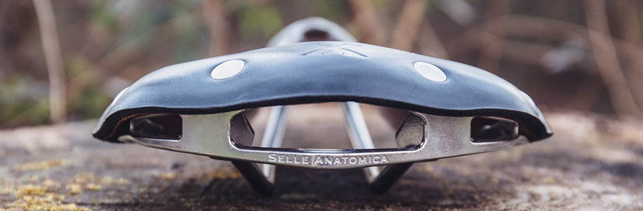 Reear end of a Selle Anatomica X2 saddle in black with an aluminum frame