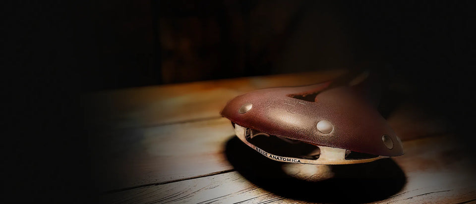 Selle Anatomica H1 brown bike saddle sitting on a wooden table