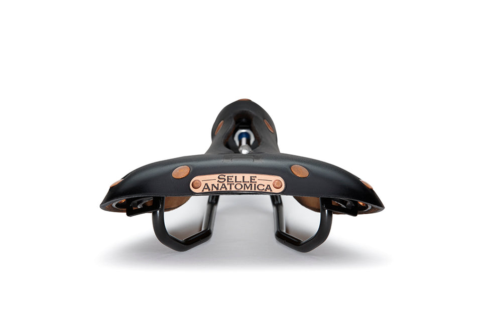 Back end of the H1 leather bike saddle in black with copper rivets and nameplate with the Selle Anatomica logo